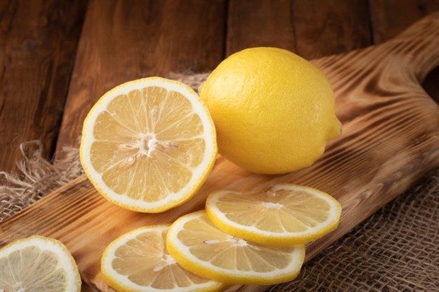Lemon membantu menghilangi racun tubuh kamu, jadi minumlah sesuka kamu dengan cara apapun, seperti irisan lemon dalam teh atau hanya menghirupnya.