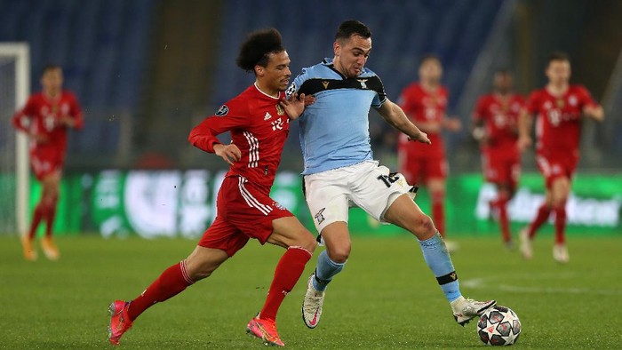 ROME, ITALY - FEBRUARY 23: Leroy Sane of FC Bayern Muenchen battles for possession with Senad Lulic of S.S. Lazio  during the UEFA Champions League Round of 16 match between Lazio Roma and Bayern München at Olimpico Stadium on February 23, 2021 in Rome, Italy. Sporting stadiums around Italy remain under strict restrictions due to the Coronavirus Pandemic as Government social distancing laws prohibit fans inside venues resulting in games being played behind closed doors. (Photo by Paolo Bruno/Getty Images)