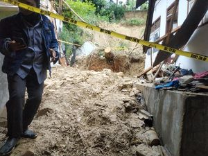 Antisipasi Longsor Susulan, Ponpes Annidhamiyah Pamekasan Di-police Line Antisipasi Longsor Susulan, Ponpes Annidhamiyah Pamekasan Di-police Line