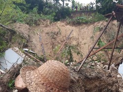 Longsor Pamekasan Timbun 5 Santriwati Diawali Hujan Deras dan Angin Kencang