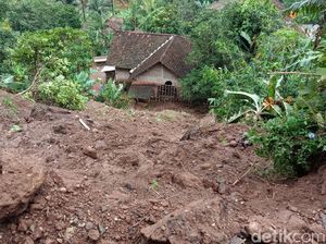 Longsor Rusak Rumah Warga di Kudus