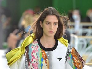 Puff Sleeve Warnai Tren Mode 2021, Intip Inspirasi Mix & Match Kekiniannya