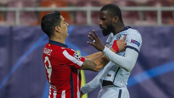 Atletico Madrids Luis Suarez, left, argues with Chelseas Antonio Rudiger during the Champions League, round of 16, first leg soccer match between Atletico Madrid and Chelsea at the National Arena stadium in Bucharest, Romania, Tuesday, Feb. 23, 2021. (AP Photo/Vadim Ghirda)