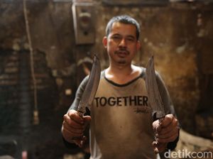Foto: Pembuatan Golok dan Senjata Tajam Hias Pasirjambu