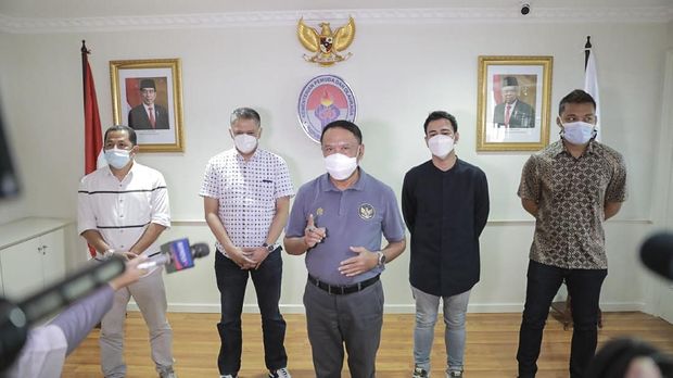 Menpora menerima kedatangan Raffi Ahmad dan Selebritis FC untuk menggelar laga amal dan persahabatan sekaligus mengkampanyekan nonton Piala Menpora dari rumah saja.