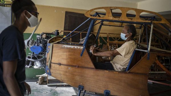 Mimpi Besar Mekanik Kuba Bikin Pesawat Kayu