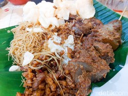 Nasi Uduk Pasar Thomas: Selalu Antre! Nasi Uduk dengan 30 Pilihan Lauk Sedap