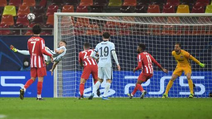 Chelseas French striker Olivier Giroud (L) scores during the UEFA Champions League round of 16 first leg football match between Club Atletico de Madrid and Chelsea at the Arena Nationala stadium in Bucharest on February 23, 2021. (Photo by Daniel MIHAILESCU / AFP)
