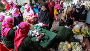 Warga Antre Bansos Non Tunai di Kota Tangerang