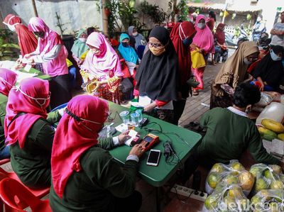 Warga Antre Bansos Non Tunai di Kota Tangerang