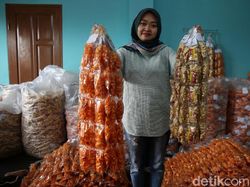 Pengusaha Kerupuk Seblak Ini Raup Omzet Puluhan Juta/Bulan
