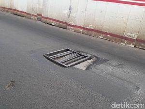 8 Penutup Gorong-gorong Jl MT Haryono-Gatsu Pancoran Masih Belum Rata 8 Penutup Gorong-gorong Jl MT Haryono-Gatsu Pancoran Masih Belum Rata