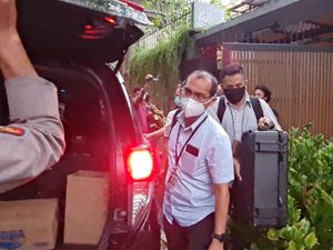 Penyidik KPK Bawa 2 Koper Usai Geledah Rumah Ihsan Yunus