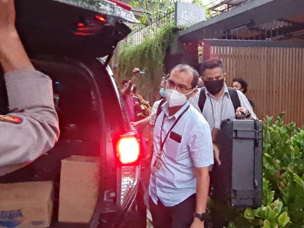 Penyidik KPK Bawa 2 Koper Usai Geledah Rumah Ihsan Yunus Penyidik KPK Bawa 2 Koper Usai Geledah Rumah Ihsan Yunus
