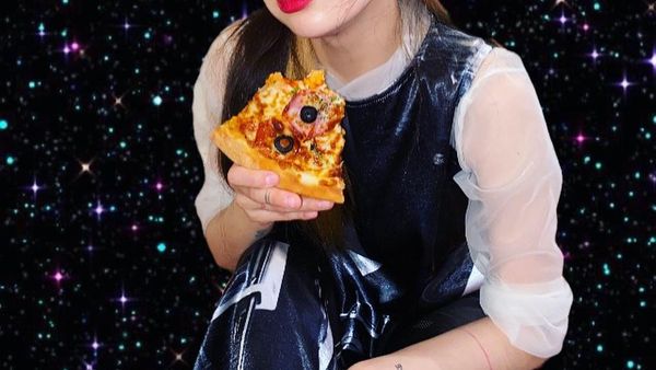 Pose Ceria HyunA saat Makan Pizza dan Kue Ulang Tahun
