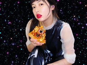 Pose Ceria HyunA saat Makan Pizza dan Kue Ulang Tahun Pose Ceria HyunA saat Makan Pizza dan Kue Ulang Tahun