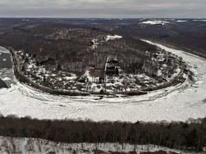 Potret Sungai di AS yang Masih Membeku