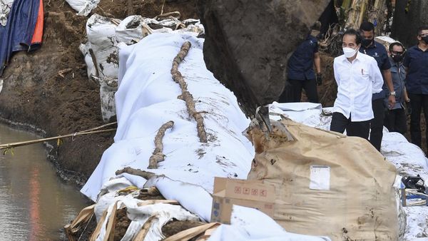 Potret Jokowi Tinjau Tanggul Sungai Citarum yang Jebol