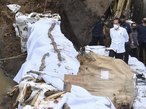 Potret Jokowi Tinjau Tanggul Sungai Citarum yang Jebol Potret Jokowi Tinjau Tanggul Sungai Citarum yang Jebol