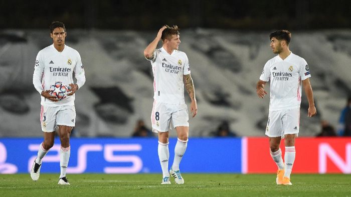 Real Madrid MADRID, SPAIN - OCTOBER 21: Raphael Varane, Toni Kroos and Marco Asensio of Real Madrid CF react before their third goal was disallowed by VAR during the UEFA Champions League Group B stage match between Real Madrid and Shakhtar Donetsk at Estadio Alfredo Di Stefano on October 21, 2020 in Madrid, Spain. (Photo by Denis Doyle/Getty Images)