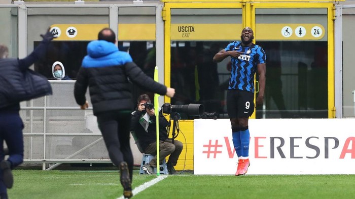 MILAN, ITALY - FEBRUARY 21: Romelu Lukaku of FC Internazionale celebrates after scoring his teams third goal during the Serie A match between AC Milan and FC Internazionale at Stadio Giuseppe Meazza on February 21, 2021 in Milan, Italy. Sporting stadiums around Italy remain under strict restrictions due to the Coronavirus Pandemic as Government social distancing laws prohibit fans inside venues resulting in games being played behind closed doors. (Photo by Marco Luzzani/Getty Images)