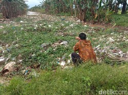 Duh Jorok! Sampah Menggunung di Sungai Piji Kudus Sejak Januari