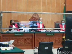 Hakim Tegur Penasihat Hukum-Jaksa yang Adu Argumen di Sidang John Kei