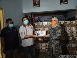 Peduli Balita dan Ibu Hamil di Ponorogo, Anggota DPR RI Bagikan Biskuit