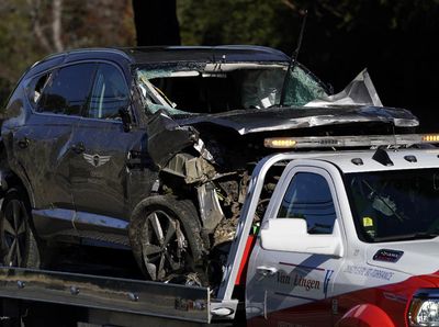 Foto: Mobilnya Hancur, Ini Potret Kecelakaan Tiger Woods