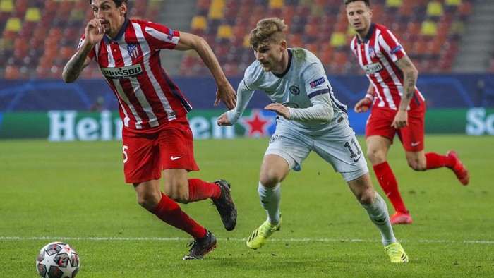 Chelseas Timo Werner, center, runs for the ball next to Atletico Madrids Lucas Torreira during the Champions League, round of 16, first leg soccer match between Atletico Madrid and Chelsea at the National Arena stadium in Bucharest, Romania, Tuesday, Feb. 23, 2021. (AP Photo/Vadim Ghirda)