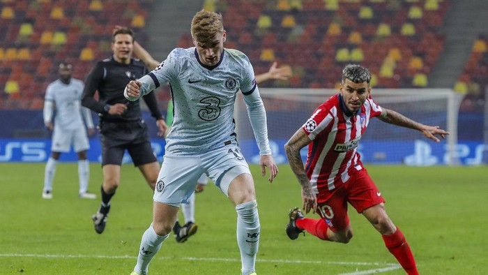 Chelseas Timo Werner, left, vies for the ball with Atletico Madrids Angel Correa during the Champions League, round of 16, first leg soccer match between Atletico Madrid and Chelsea at the National Arena stadium in Bucharest, Romania, Tuesday, Feb. 23, 2021. (AP Photo/Vadim Ghirda)