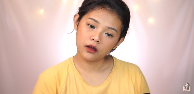 using lipstick (sumber : youtube.com/RiriePrams)