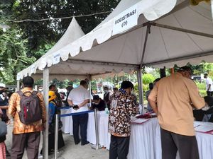 Vaksinasi Corona untuk Guru Dimulai, Ratusan Guru Divaksin di SMAN 70 Jakarta