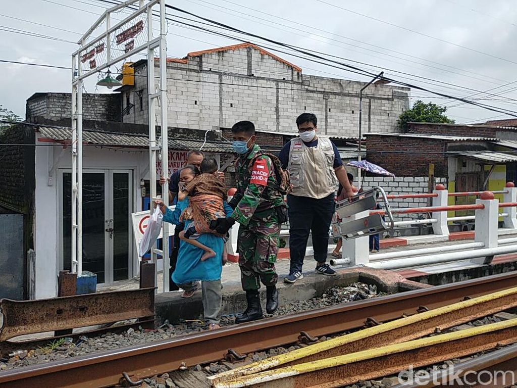 Anak Lumpuh yang Tinggal di Gubuk Tak Layak Huni Akhirnya Dipindah ke Rusun Anak Lumpuh yang Tinggal di Gubuk Tak Layak Huni Akhirnya Dipindah ke Rusun