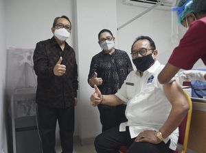 Wagub Bali Divaksin COVID: Vaksinasi untuk Lansia Aman, Tidak Ada Mual-Pusing