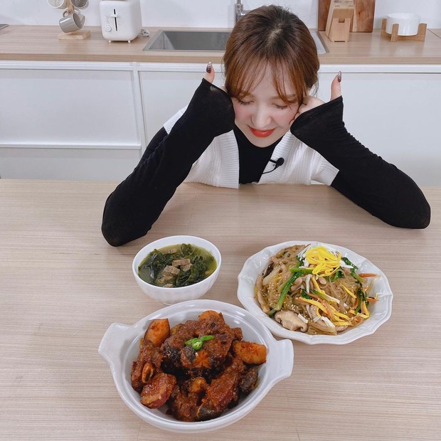 Wendy 'Red Velvet' memasak untuk hari ulang tahunnya/Sumeber/Instagram/redvelvet.smtown. Wendy 'Red Velvet' memasak untuk hari ulang tahunnya.