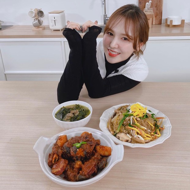Wendy 'Red Velvet' memasak untuk hari ulang tahunnya/Sumeber/Instagram/redvelvet.smtown. Wendy 'Red Velvet' memasak untuk hari ulang tahunnya.