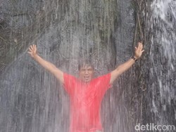 Pesona Air Terjun Desa Sanggulan di Kutai Kartanegara, Adem...