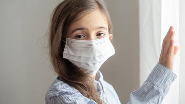 Pandemi virus corona dapat menyerang anak-anak secara langsung dan tidak langsung. Selain sakit secara fisik, pandemi ini juga berisiko para terganggunya kesejahteraan sosial, emosional, atau mental anak-anak selama masa karantina.
