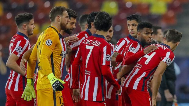 Atletico Madrid players pose for a picture prior of the start of the Champions League, round of 16, first leg soccer match between Atletico Madrid and Chelsea at the National Arena stadium in Bucharest, Romania, Tuesday, Feb. 23, 2021. (AP Photo/Vadim Ghirda)