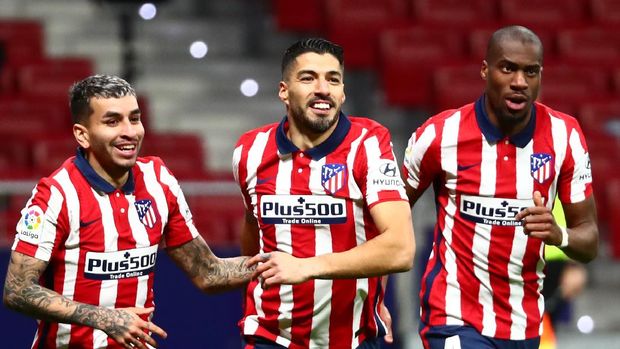 Soccer Football - La Liga Santander - Atletico Madrid v Celta Vigo - Wanda Metropolitano, Madrid, Spain - February 8, 2021 Atletico Madrid's Luis Suarez celebrates scoring their second goal with Angel Correa and Geoffrey Kondogbia REUTERS/Sergio Perez