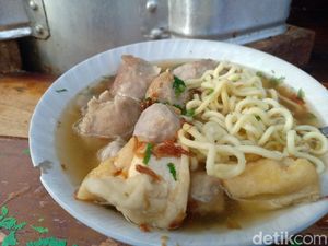 Jangan Kaget! Jajan Bakso Mbah Waji Bakal Dapat Bonus Omelan