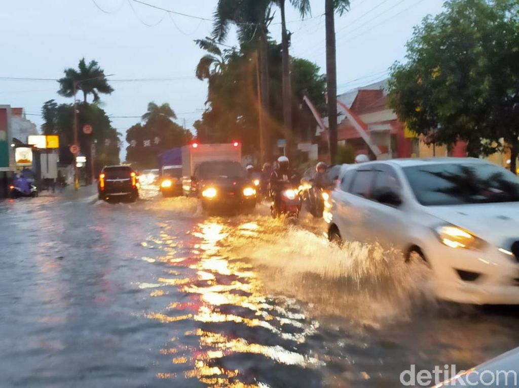 BMKG Banyuwangi Peringatkan Cuaca Ekstrem hingga Waspada Longsor dan Banjir BMKG Banyuwangi Peringatkan Cuaca Ekstrem hingga Waspada Longsor dan Banjir