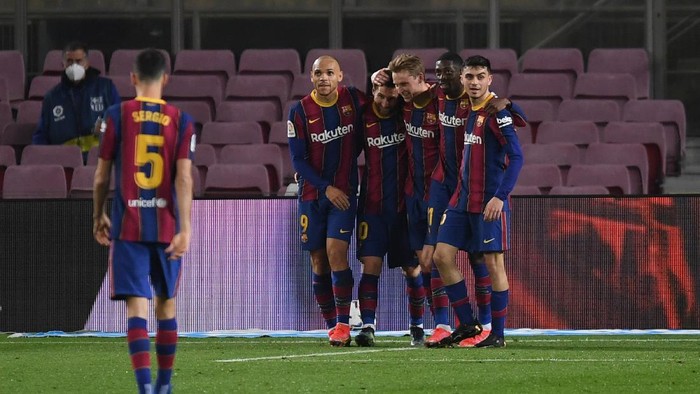 BARCELONA, SPAIN - FEBRUARY 24: Lionel Messi of FC Barcelona celebrates with Martin Braithwaite (L) and team mates after scoring their sides second goal during the La Liga Santader match between FC Barcelona and Elche CF at Camp Nou on February 24, 2021 in Barcelona, Spain. Sporting stadiums around Spain remain under strict restrictions due to the Coronavirus Pandemic as Government social distancing laws prohibit fans inside venues resulting in games being played behind closed doors. (Photo by Alex Caparros/Getty Images)