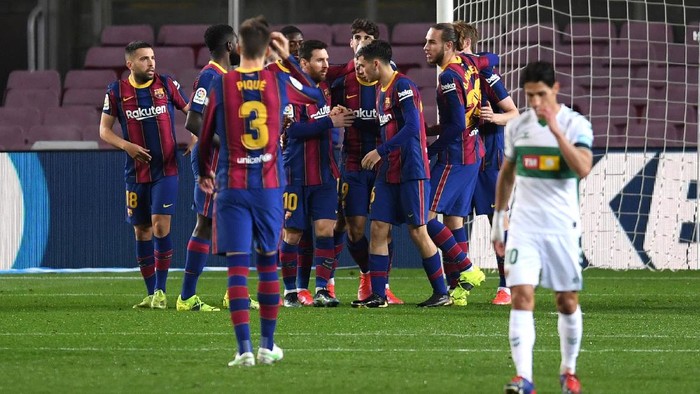 BARCELONA, SPAIN - FEBRUARY 24: Lionel Messi of FC Barcelona celebrates with team mates after scoring their sides first goal during the La Liga Santader match between FC Barcelona and Elche CF at Camp Nou on February 24, 2021 in Barcelona, Spain. Sporting stadiums around Spain remain under strict restrictions due to the Coronavirus Pandemic as Government social distancing laws prohibit fans inside venues resulting in games being played behind closed doors. (Photo by Alex Caparros/Getty Images)