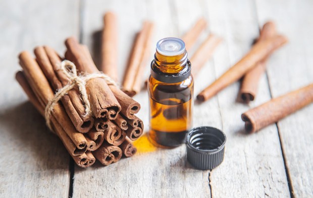 Cinnamon oil sendiri sengaja dibuat sebagai pengobatan untuk kram saat menstruasi dan terbukti sangat efektif untuk mengurangi kontraksi rahim.