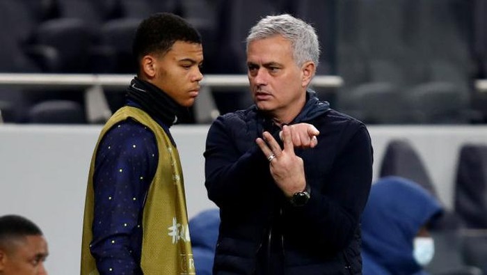 LONDON, ENGLAND - FEBRUARY 24: Jose Mourinho, Manager of Tottenham Hotspur interacts with Dane Scarlett of Tottenham Hotspur during the UEFA Europa League Round of 32 match between Tottenham Hotspur and Wolfsberger AC at The Tottenham Hotspur Stadium on February 24, 2021 in London, England. Sporting stadiums around the UK remain under strict restrictions due to the Coronavirus Pandemic as Government social distancing laws prohibit fans inside venues resulting in games being played behind closed doors. (Photo by Julian Finney/Getty Images)