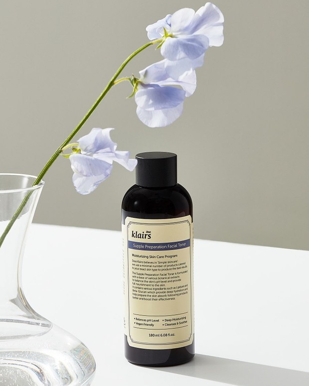 Mengandung beberapa bahan utama seperti Phyto-Oligo yang membantu melembapkan kulit secara menyeluruh dan mengatasi kulit kering.