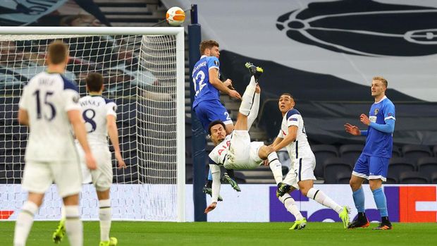 LONDON, ENGLAND - FEBRUARY 24: Dele Alli of Tottenham Hotspur scores their team's first goal with a overhead kick during the UEFA Europa League Round of 32 match between Tottenham Hotspur and Wolfsberger AC at The Tottenham Hotspur Stadium on February 24, 2021 in London, England. Sporting stadiums around the UK remain under strict restrictions due to the Coronavirus Pandemic as Government social distancing laws prohibit fans inside venues resulting in games being played behind closed doors. (Photo by Julian Finney/Getty Images)