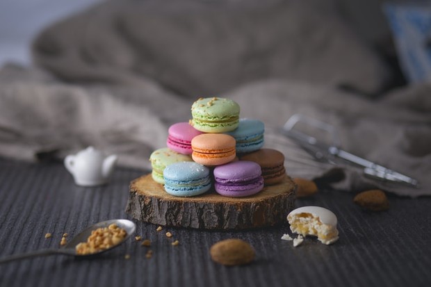 Dessert/unsplash.com Makanan penutup biasanya disajikan berupa kue kering salah satunya adalah macaron dan itu makanan yang kaya akan lemak dan gula ternyata berkolerasi positif dengan jerawat